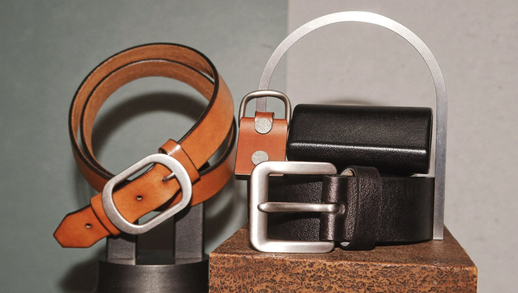 Illustration: Gürtel und Lederaccessoires in redaktioneller Komposition
